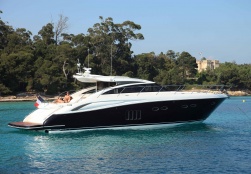 Yacht charter Azimut 68S