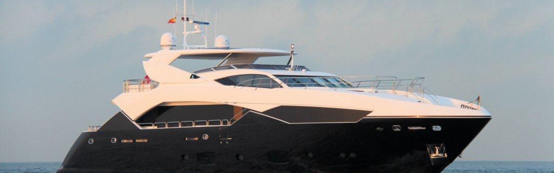 Yacht charter SUNSEEKER Predator 115