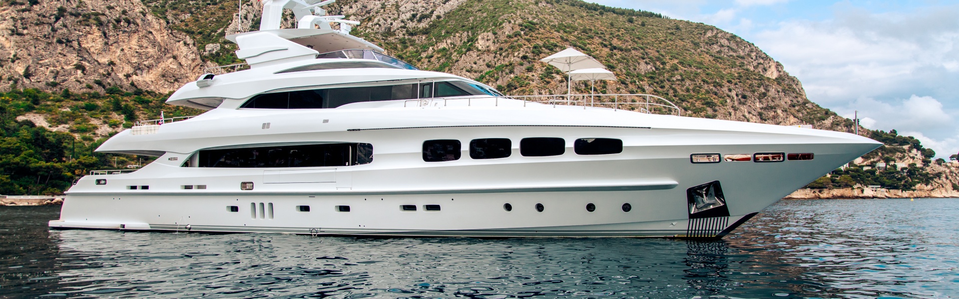 Yacht charter MONDOMARINE 40M