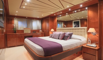 Flybridge FALCON 102 - Boat picture