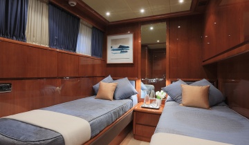 Flybridge FALCON 102 - Boat picture