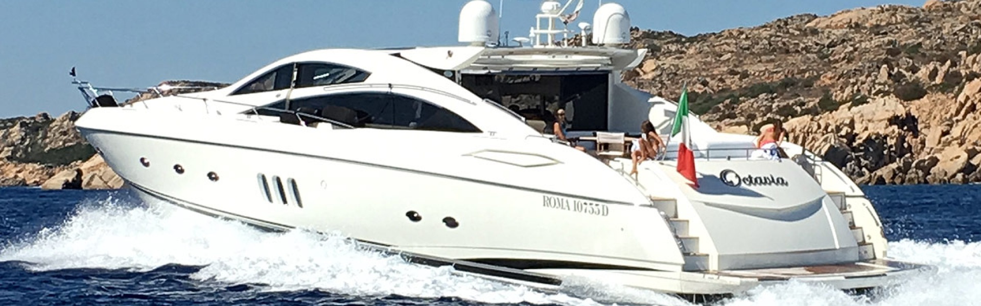 Yacht charter SUNSEEKER Predator 82