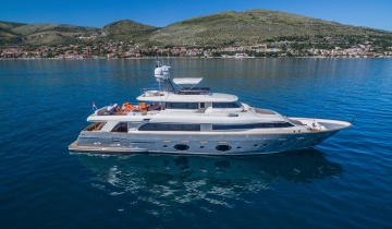 Yacht charter Ferretti 33M