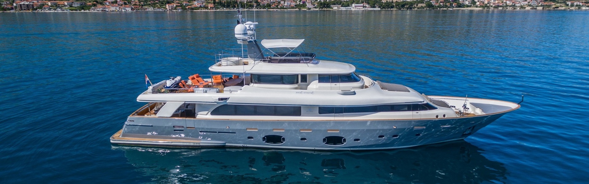 Yacht charter Ferretti 33M