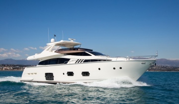 Yacht charter FERRETTI 800