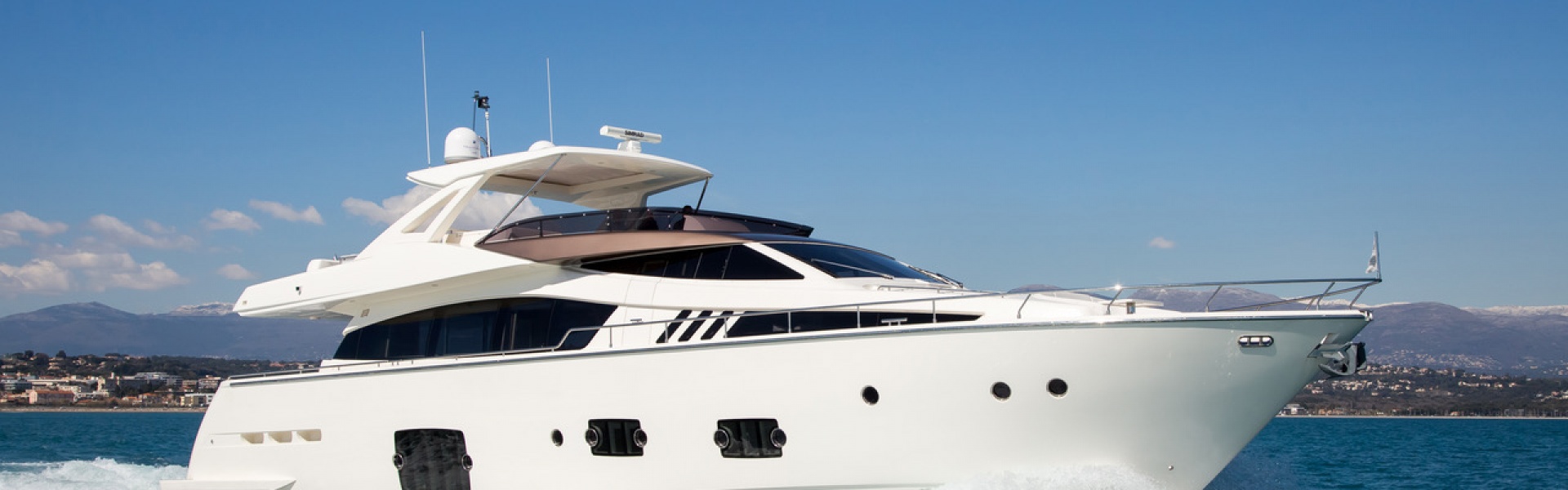 Yacht charter FERRETTI 800