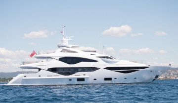 Yacht charter Sunseeker 131