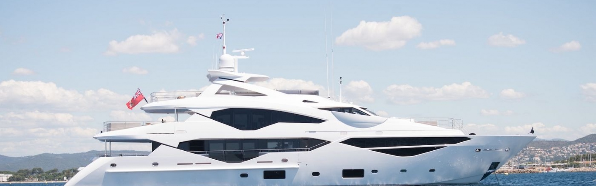 Yacht charter Sunseeker 131